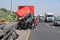 بالفيديو: إصابة شخصين بحادث طرق بين شاحنتين قرب مطار اللد